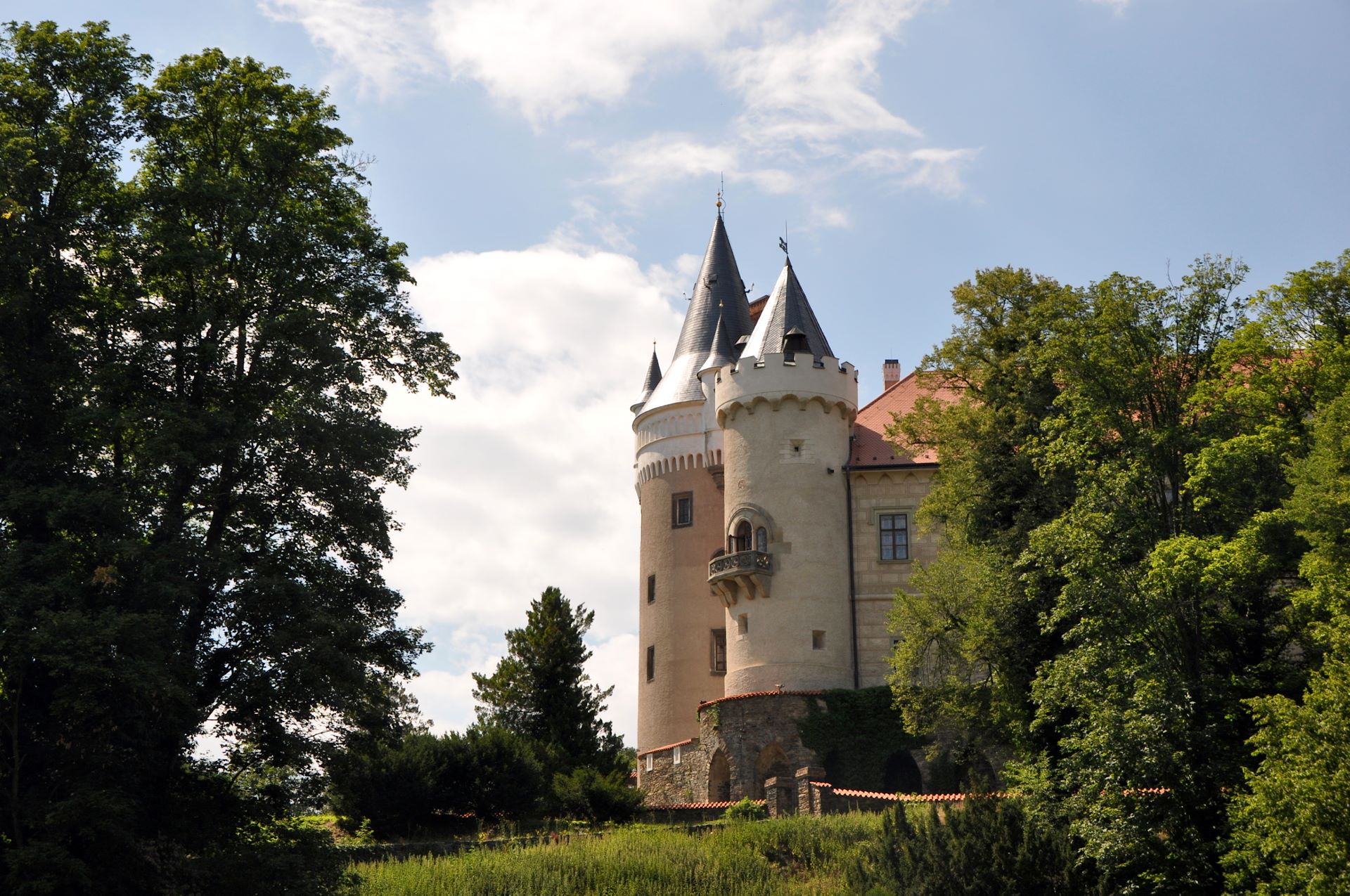Zámek Žleby (deutsch Schleb) (Photo license: CC BY 2.0)